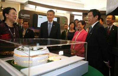 Singapore's Prime Minister Lee Hsien Loong, Yang Xiong, Shanghai Executive Vice Mayor and executive deputy director of the Executive Committee of the World Expo 2010 Shanghai, learn about the preparations for the Singapore Pavilion.