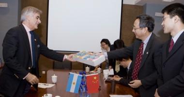 Huang Jianzhi, deputy director general of the Bureau of Shanghai World Expo Coordination, presents Haibao souvenir to Martin Garcta Moritan, the commissioner general of Argentina at the 2010 World Expo.