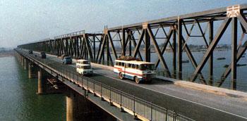 Nanchang ganjiang bridge opens to traffic in 1963.