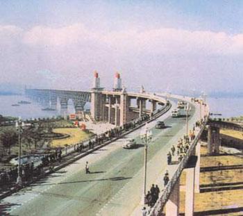 Nanjing changjiang bridge opens to traffic in 1968.
