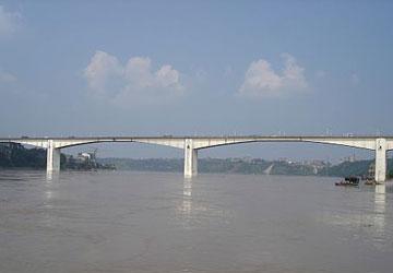 Luzhou changjiang bridge opens to traffic in 1982.