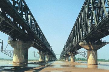 Changyuan-Dongming Huanghe River Bridge opens to traffic in 1985.