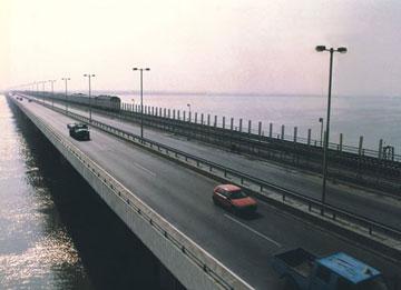 Second Qiantangjiang bridge opens to traffic in 1992.