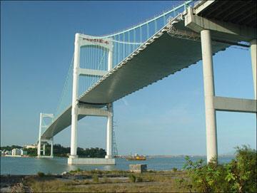 Shantou haiwan bridge opens to traffic in 1995.