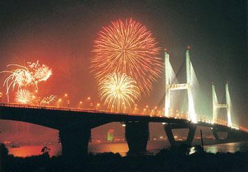 Second Changjiang River Bridge in Wuhan opens to traffic in 1995.