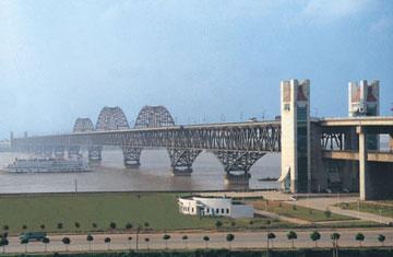 Jiujiang changjiang river bridge opens to trafic in 1997.