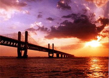 Wuhu changjiang river bridge opens to traffic in 2000.
