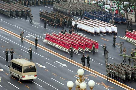 Soldiers prepare to take part in the celebrations for the 60th anniversary of the founding of the People's Republic of China, in Beijing, capital of China, Oct. 1, 2009.(Xinhua/Li Yong)