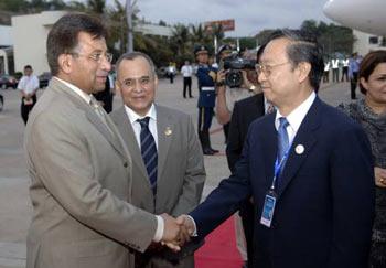 Pakistani President Pervez Musharraf (L) shakes hands with Chinese Industry and Information Minister Li Yizhong greeting him upon his arrival at the airport in Sanya, south China's Hainan Province, April 10, 2008. Musharraf arrived here Thursday for the annual meeting 2008 of the Boao Forum for Asia (BFA), which is set to kick off on April 12. (Xinhua/Zhao Yingquan) 