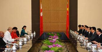 Chinese President Hu Jintao (2nd R) holds talks with Tongan King Taufa'ahau Tupou V (2nd L) in Sanya, south China's Hainan Province, April 10, 2008. (Xinhua/Li Tao) 