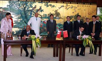 Chinese President Hu Jintao (2nd L Back) and Tongan King Taufa'ahau Tupou V (1st L Back) attend the signing ceremony of agreements in Sanya, south China's Hainan Province, April 10, 2008. (Xinhua/Ju Peng) 