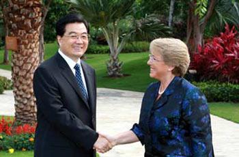 Chinese President Hu Jintao (L) shakes hands with his visiting Chilean counterpart Michelle Jeria Bachelet during a welcoming ceremony in Sanya of south China's Hainan Province on April 13, 2008. (Xinhua/Ju Peng)