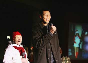 MILWAUKEE -- Yi Jianlian was one of the featured celebrities at the Milwaukee Holiday Lights Festival Kick-Off Extravaganza presented by Midwest Airlines on Thursday, November 15. 