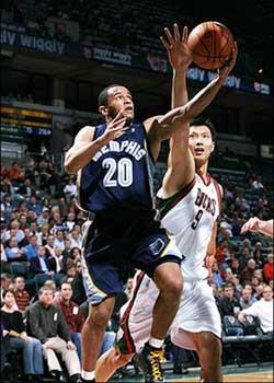 Damon Stoudamire #20 of the Memphis Grizzlies goes for a layup against Yi Jianlian #9 of the Milwaukee Bucks in a 2007 game. Stoudamire, a veteran guard who could ease the loss of Tony Parker due to a left foot injury, signed a free agent contract with the reigning NBA champion San Antonio Spurs on Sunday.(AFP photo)