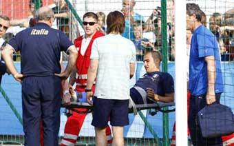 Italy's Fabio Cannavaro is carried by medical staff after he was injured during a training session at the Suedstadt stadium in Maria Enzersdorf June 2, 2008. (Xinhua/Reuters Photo)