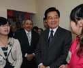 President Hu visits Chinese students in Cuba