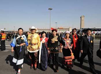 Members of the 11th National Committee of the Chinese People's Political Consultative Conference (CPPCC) walk to the Great Hall of the People in Beijing, capital of China, March 3, 2008. (Xinhua Photo)