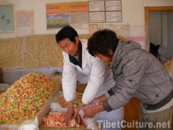 Kasai, a kind of Tibetan food for festival, photo from TibetCulture.net.