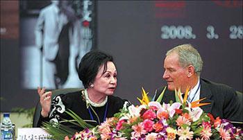 Laurette Soong Feng talks with Richard Sousa, associate director of the Hoover Institution, on Friday in Shanghai. [China Daily]