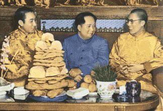 Chairman Mao(middle) met with the 14th Dalai Lama(right) in 1950.