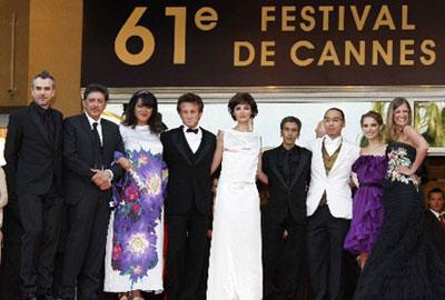 Brazilian director Fernando Meirelles (3rd L) poses with cast members Danny Glover (L-R), an unidentified woman, Yusuke Iseya, Alice Braga, Julianne Moore, Don McKellar, Gael Garcia Bernal and Yoshino Kimura for the screening of his film entry "Blindness" on the opening night of the 61st Cannes Film Festival May 14, 2008. (Xinhua/Reuters Photo)