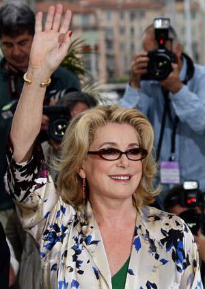 Cast member Catherine Deneuve waves at a photocall for the film "Je Veux Voir" co-directed by Lebanese directors Khalil Joreige and Joana Hadjithomas at the 61st Cannes Film Festival May 17, 2008.(Xinhua/Reuters Photo)