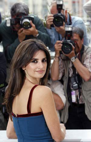 Cast member Penelope Cruz looks over her shoulder during a photocall for the film "Vicky Cristina Barcelona" by U.S. director Woody Allen at the 61st Cannes Film Festival May 17, 2008.(Xinhua/Reuters Photo)