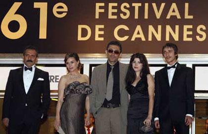 Turkish director Nuri Bilge Ceylan (C) and his wife Ebru (2nd R) pose with cast members Hatice Aslan (2nd L) and Ahmet Rifat Sungar (R) before the screening of "Uc Maymun" at the 61st Cannes Film Festival May 16, 2008. Man (L) is unidentified.(Xinhua/Reuters Photo)