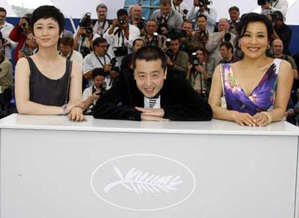 Chinese director Jia Zhangke (C) poses with cast members Joan Chen (R) and Zhao Tao during a photocall for the film "24 City" at the 61st Cannes Film Festival May 17, 2008.(Xinhua/Reuters Photo)