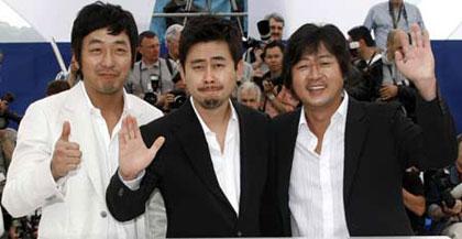 South Korean director Na Hong-Jin (C) poses with cast members Ha Jung-Woo (L) and Kim Yoon-Suk during a photocall for the film "The Chaser" at the 61st Cannes Film Festival May 17, 2008. (Xinhua/Reuters Photo)