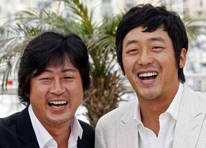 Cast members Kim Yoon-Suk (L) and Ha Jung-Woo pose duirng a photocall for the film "The Chaser" by South Korean director Na Hong-Jin at the 61st Cannes Film Festival May 17, 2008. (Xinhua/Reuters Photo)