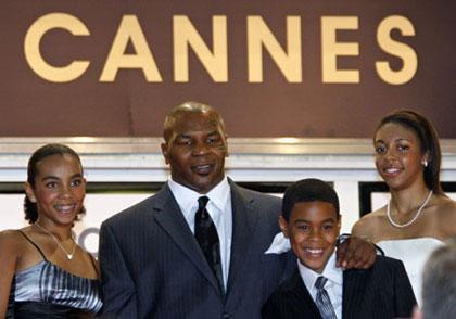 Former world heavyweight champion Mike Tyson (2nd L) arrives with his family for the screening of U.S. director James Toback's documentary film "Tyson" at the 61st Cannes Film Festival May 16, 2008.(Xinhua/Reuters Photo)
