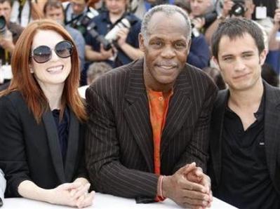 Cast members Julianne Moore, Danny Glover and Gael Garcia Bernal (L-R) pose during a photo call for the film 'Blindness' by Brazilian director Fernando Meirelles at the 61st Cannes Film Festival May 14, 2008. (Source: China Daily/Agencies)