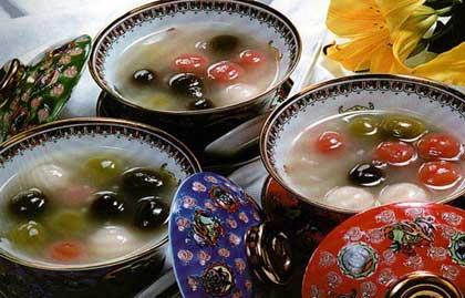 Tangyuan is special treats for southerners. Made of sticky rice flour filled with sweet or savory stuffing and round in shape, Tangyuan symbolizes family unity, completeness and happiness. 
