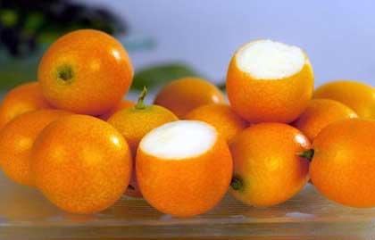 Tangerines and oranges are the "lucky" fruits and the best presents during the Spring Festival season as the words for tangerines and oranges sound like luck and wealth.
