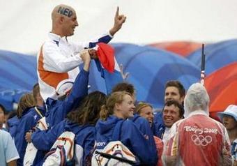 Maarten van der Weijden of the Netherlands is lifted up by his teammates after winning the men's marathon 10km swimming competition at the Beijing 2008 Olympic Games, August 21, 2008.REUTERS/Aly Song (CHINA)