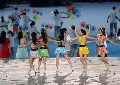 Artists perform ahead of the Beijing 2008 Olympic Games closing ceremony in the National Stadium, or the Bird's Nest, in Beijing, capital of China, Aug. 24, 2008. (Xinhua/Li Ziheng)