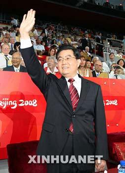 Chinese President Hu Jintao waves as he arrives at the Presidential Box on the VIP stand of the National Stadium prior to the Beijing 2008 Olympic Games closing ceremony in Beijing, capital of China, Aug. 24, 2008. (Xinhua/Lan Hongguang)