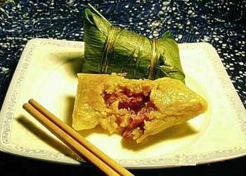 Zongzi is an essential food of the Dragon Boat Festival. It is said that people ate them in the Spring and Autumn Period (770-476 BC). 