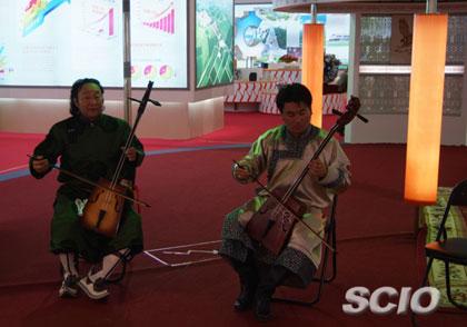 Performance of Mongolian Matouqin(also Morinhuur )