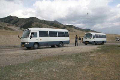 CRI buses stop for a rest on the way to Yili prefecture in Xinjiang autonomous region, as taken on Thursday 21 August, 2009.[Photo:CRIENGLISH.com]