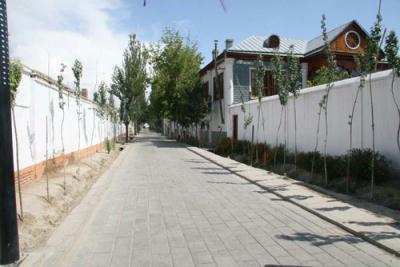 One of the many small roads in the Kazakh tourist spot in Yili prefecture, Xinjiang region, China. Photo taken on Friday 22 August, 2009.[Photo:CRIENGLISH.com]