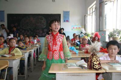 A child recites Mandarin Chinese during a lesson at the Xibe School on Saturday 23 August, 2009. [Photo:CRIENGLISH.com] 
