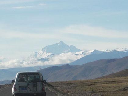 Driving towards Mount Everest, the highest point in the world. Another highlight of our trip through Tibet. [Photo: CRIENGLISH.com]