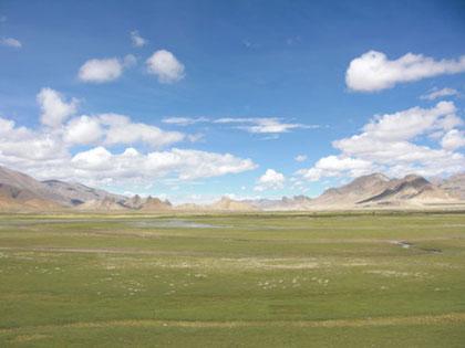 The vibrant colours of the Tibetan landscape are breathtakingly beautiful. [Photo: CRIENGLISH.com]