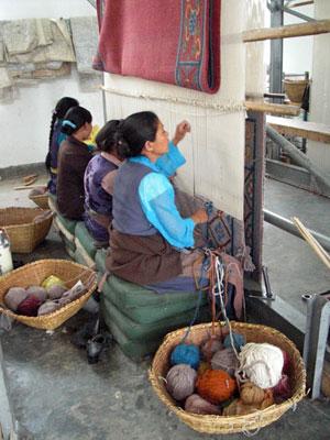 The ladies of the 'Tibet Gang-Gyen Carpet factory' in Shigatse. The factory makes rugs displaying traditional Tibetan designs. [Photo: CRIENGLISH.com]