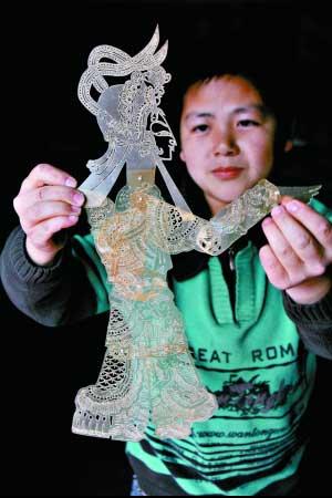 Zhang Jianwei studied fine arts and he is the best in carving shadow figures among all “little people”. Carving shadow figures is their daily training course.