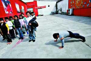 Lu Defeng voluntarily punishes himself by doing push-ups due to a minor mistake during training.