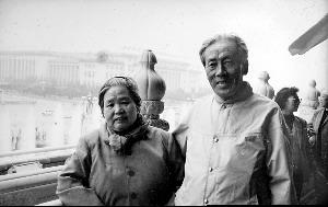Xin Ruilin posing with his wife at Tiananmen Rostrum in 1998