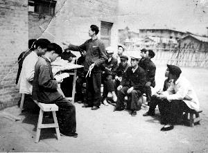 Xin Ruilin (standing) teaching construction site workers engineering